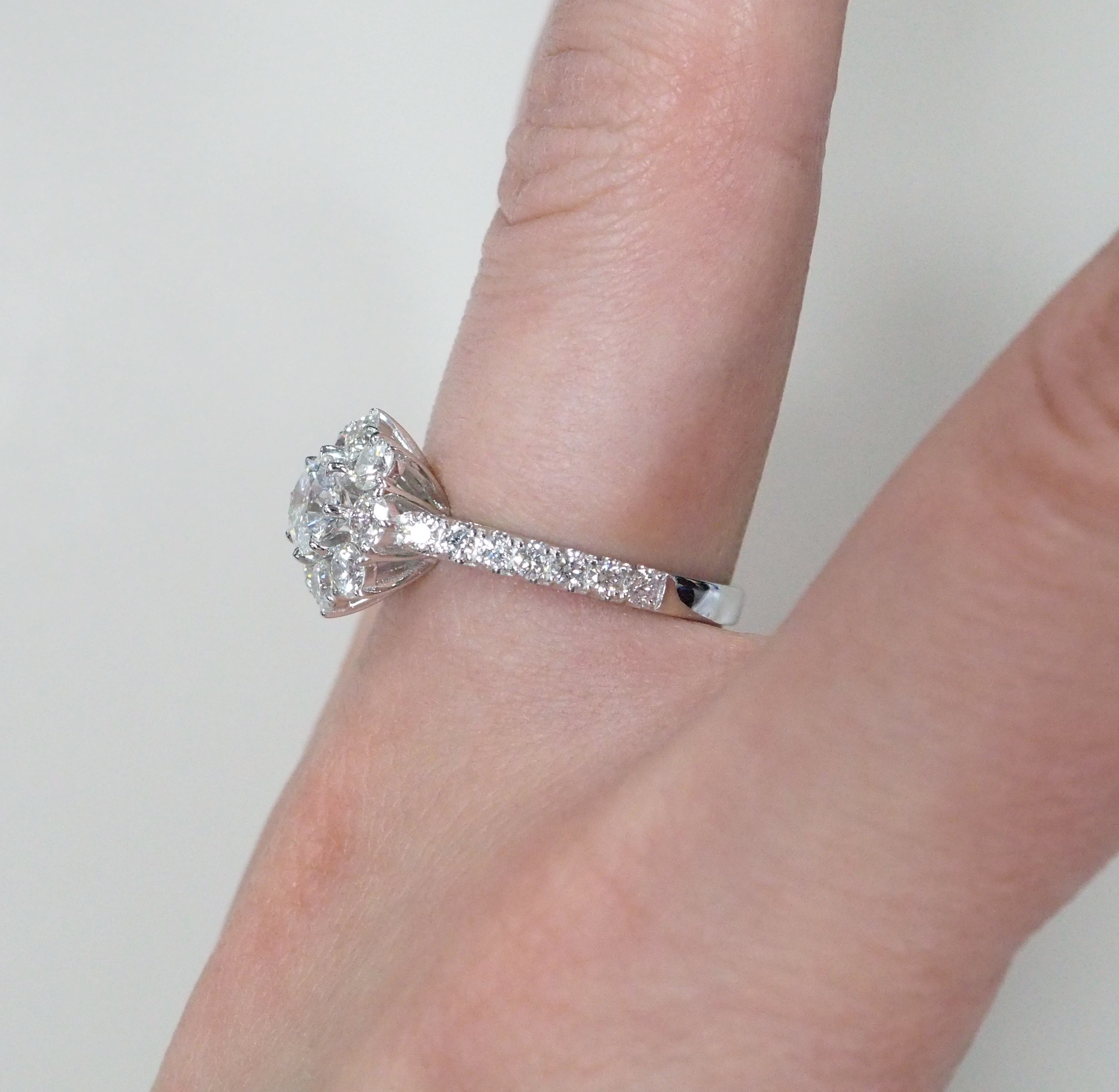 Кольцо из белого золота с бриллиантами